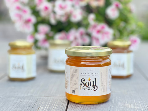 Biologische rauwe honing met 3% royal jelly - 500 g pot - Honingdirect Biologische rauwe honing met 3% royal jelly - 500 g pot - Honingdirect