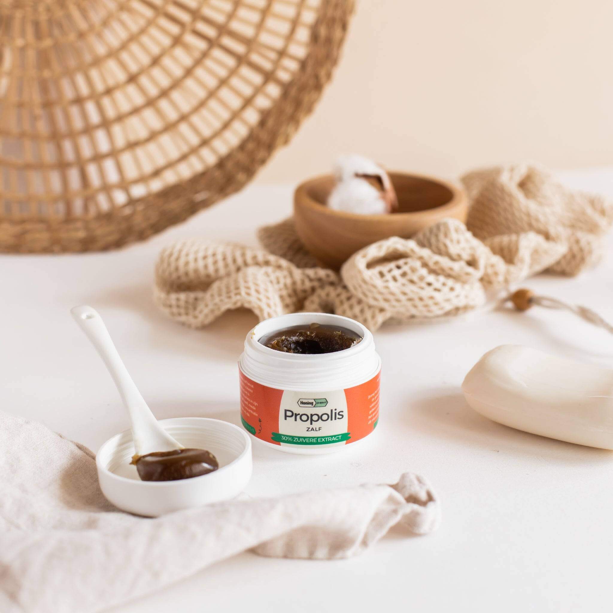 Propolis zalf met 30% propolis in sfeerfoto Propolis zalf met 30% propolis in sfeerfoto