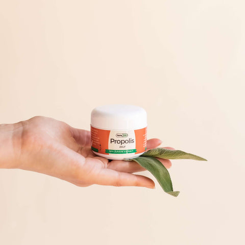 Propolis zalf 30% in hand Propolis zalf 30% in hand