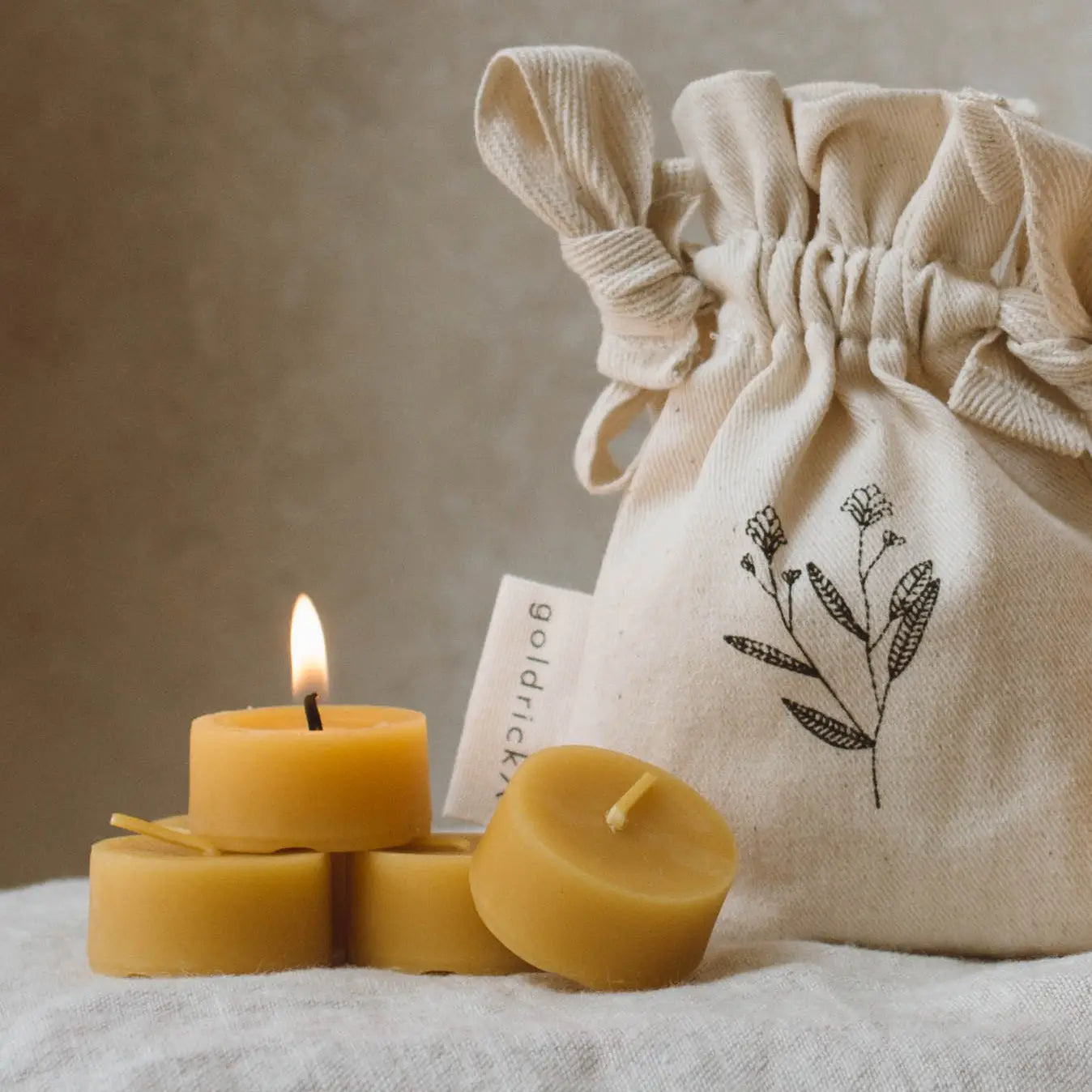 Set van 8 natuurlijke bijenwaskaars theelichtjes in metalen cups, verpakt in een biologisch katoenen zakje – handgemaakt en luchtzuiverend