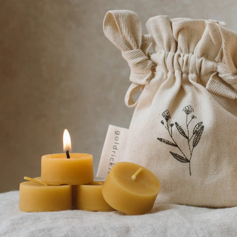 Set van 8 natuurlijke bijenwaskaars theelichtjes in metalen cups, verpakt in een biologisch katoenen zakje – handgemaakt en luchtzuiverend