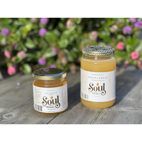 Pot Nederlandse crèmehoning van SoulHoney – romige rauwe bloemenhoning met ambachtelijk etiket en goudgele kleur