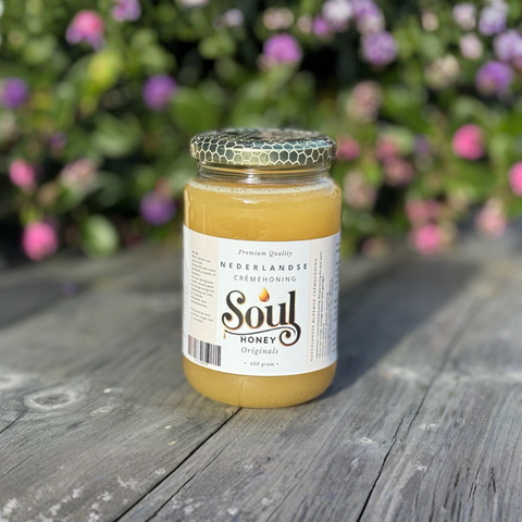 Pot Nederlandse crèmehoning van SoulHoney – romige rauwe bloemenhoning met ambachtelijk etiket en goudgele kleur