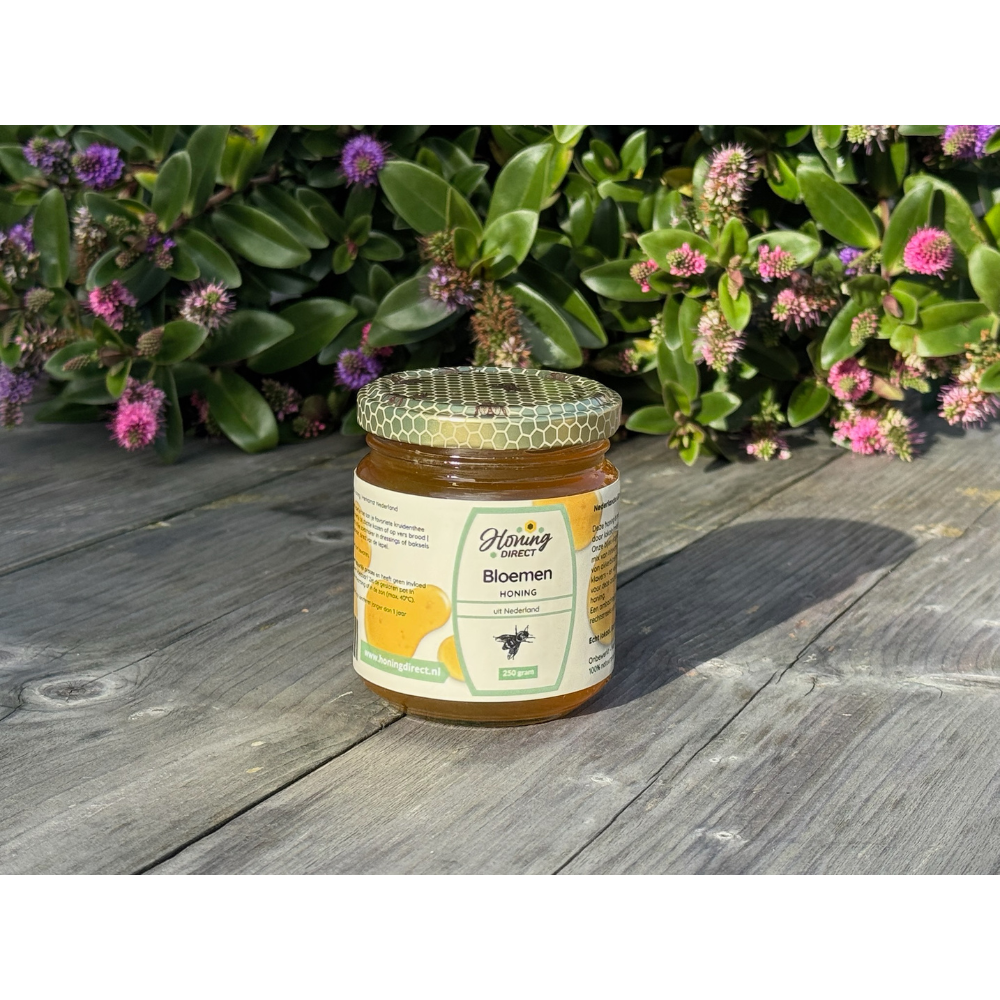 Pot Nederlandse bloemenhoning met label en herkomststicker – ambachtelijke honing van lokale bijen, zacht en puur