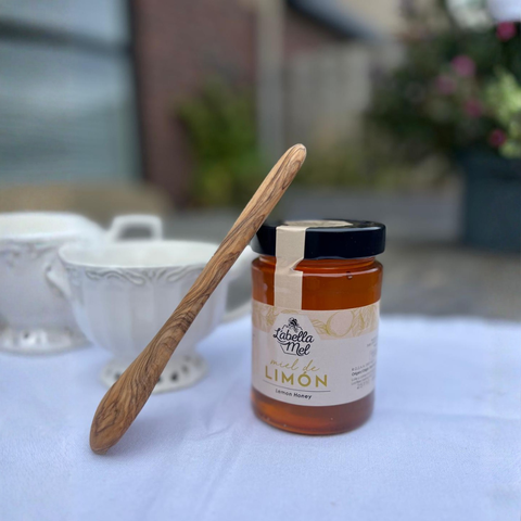 Pot met Spaanse citroenhoning – fris, fruitig en puur natuurproduct