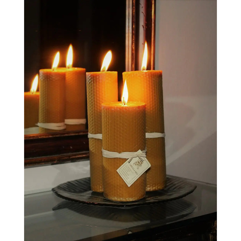 Grote handgemaakte bijenwaskaars van 15 cm hoog en 100% natuurlijke bijenwas met honinggeur