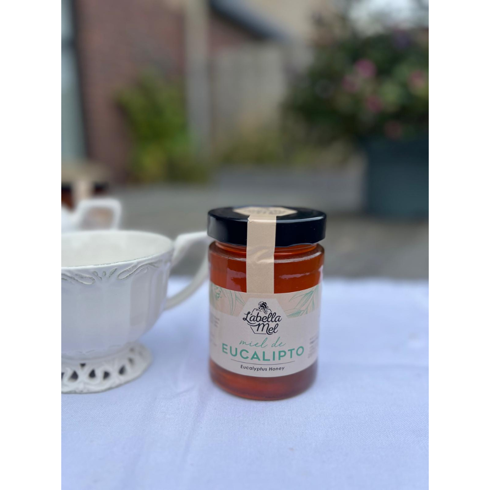 Pot met donkere Spaanse eucalyptushoning – krachtig aroma en 100% puur natuurproduct