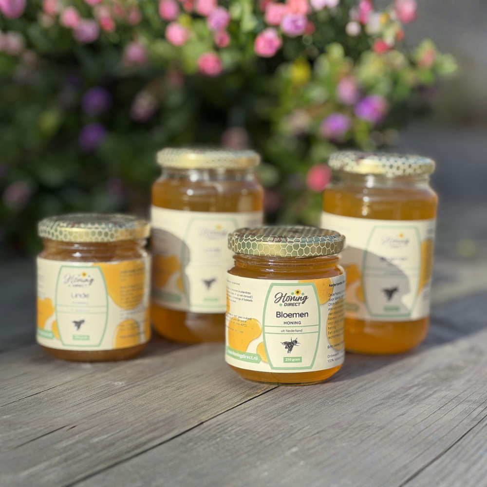 Pot Nederlandse bloemenhoning met label en herkomststicker – ambachtelijke honing van lokale bijen, zacht en puur
