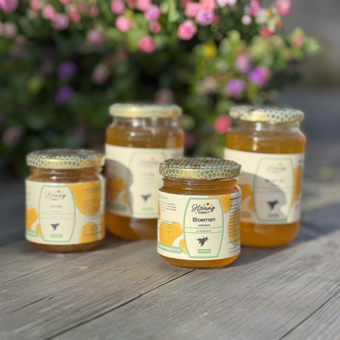 Pot Nederlandse bloemenhoning met label en herkomststicker – ambachtelijke honing van lokale bijen, zacht en puur