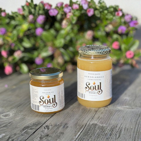 Pot Nederlandse balsemienhoning – lichte rauwe honing van reuzenbalsemienbloesem met ambachtelijk etiket en herkomstvermelding