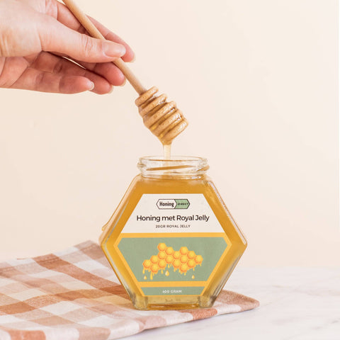 Honing met royal jelly in gebruik